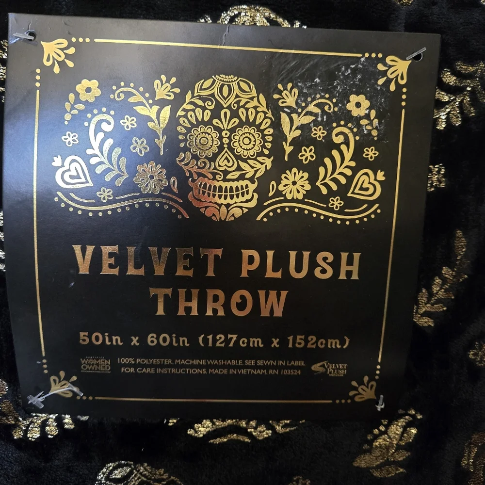 Day of the Dead Gold Skull Fuzzy Throw Blanket